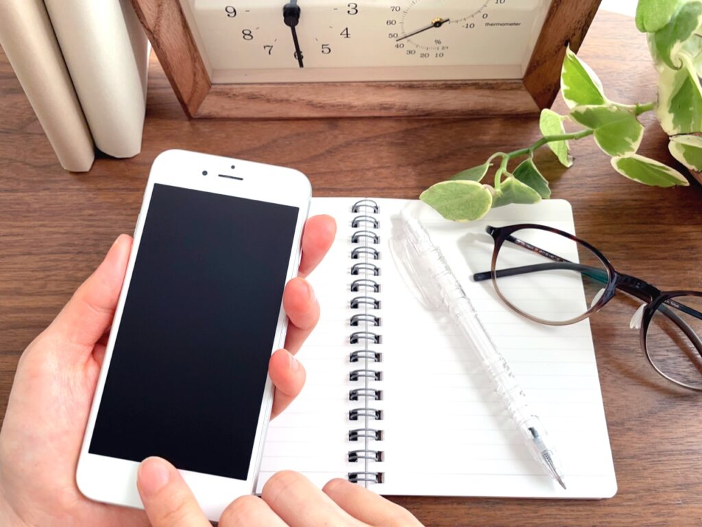 スマホを持つ女性の手