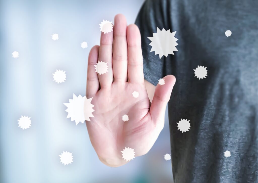 ガードする男性の手