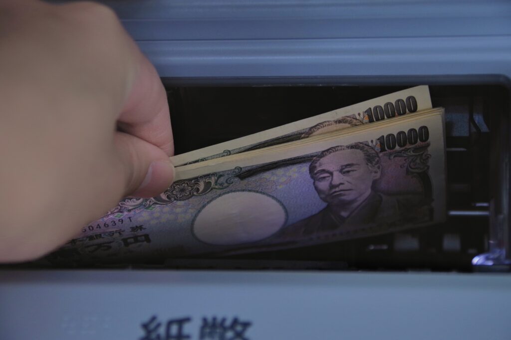 ATMからお金をつまむ