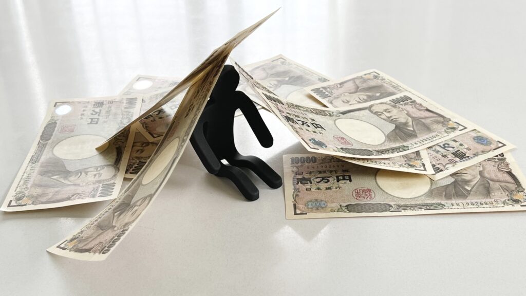 お金に潰される人影