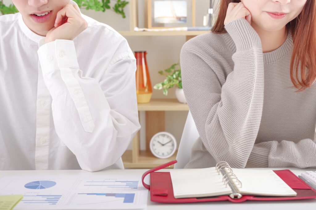 真剣な面持ちの男女