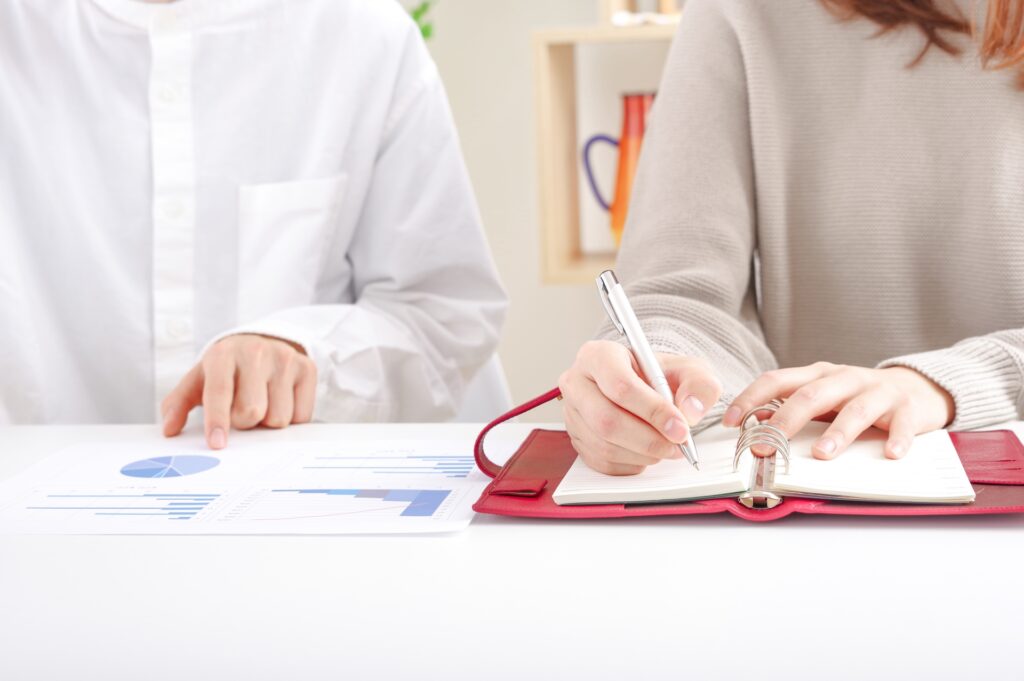 お金について話し合う男女