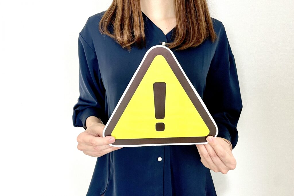 問題マークを手にする女性