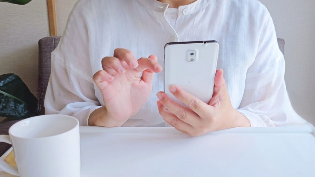 スマホを操作する女性の手元