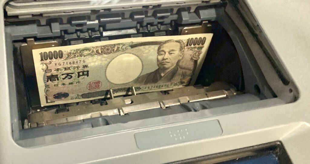 ATMからお金を引き出す