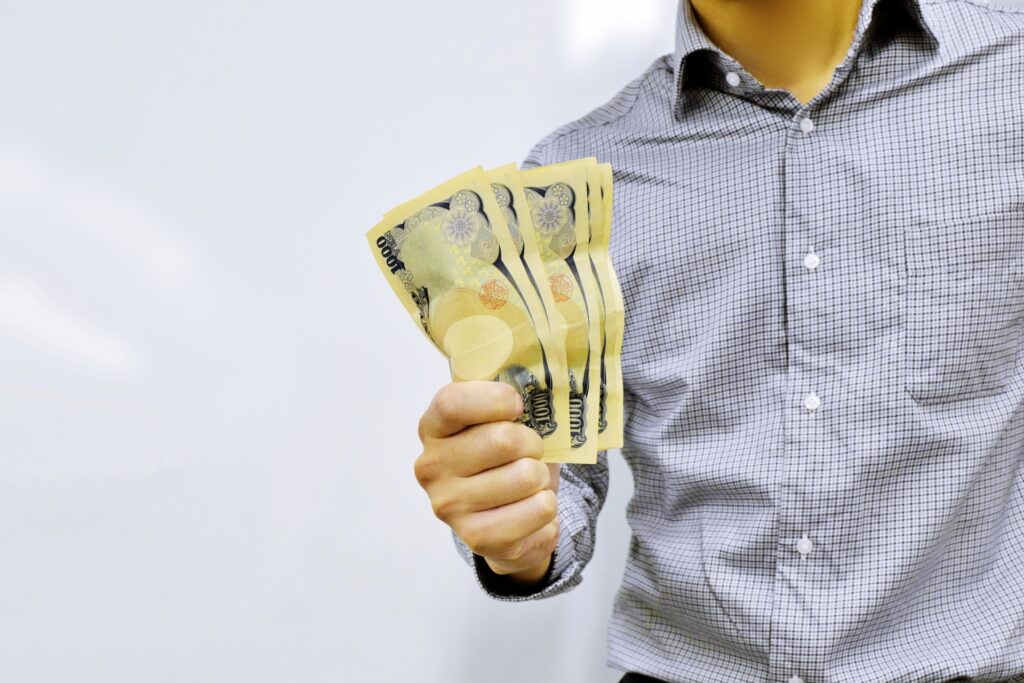 お金を渡す男性