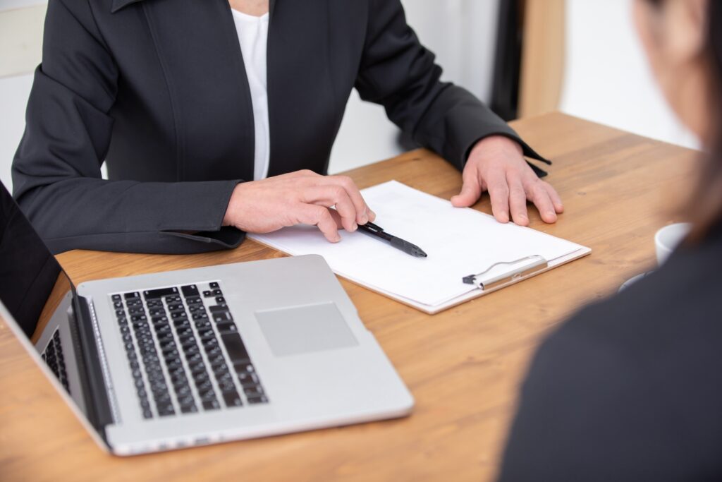 説明をする女性スタッフ