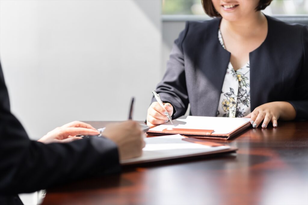 会議室で打ち合わせをするビジネスパーソン