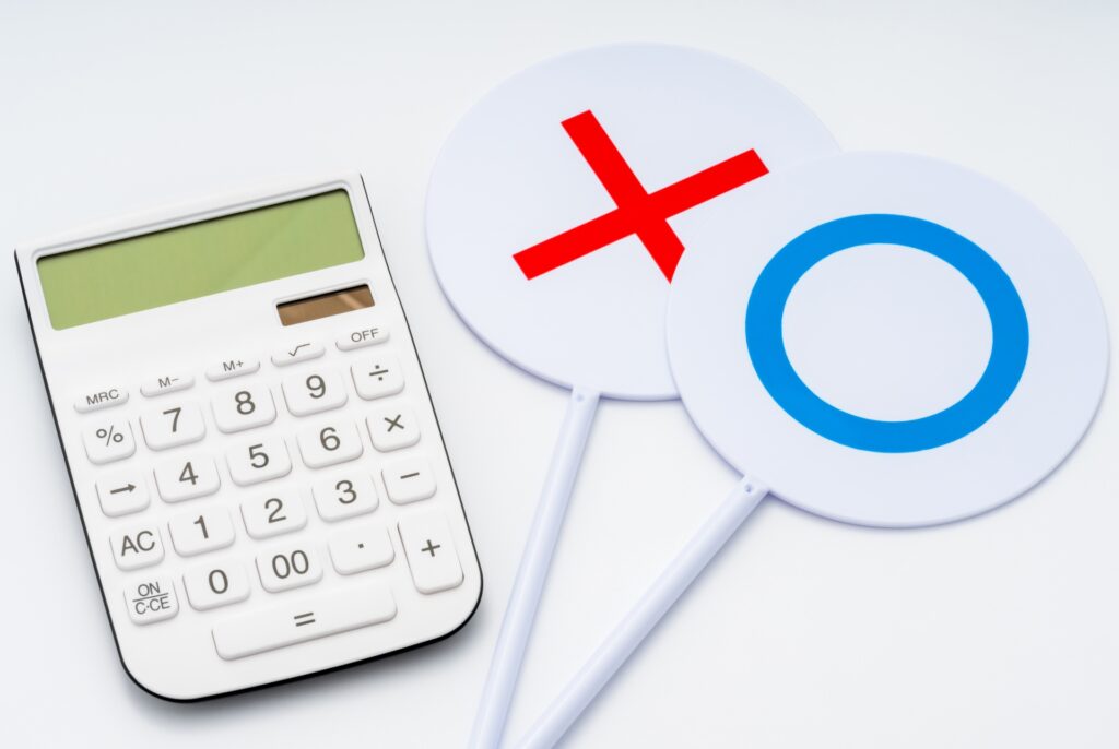 計算機とマルとバツのプレート