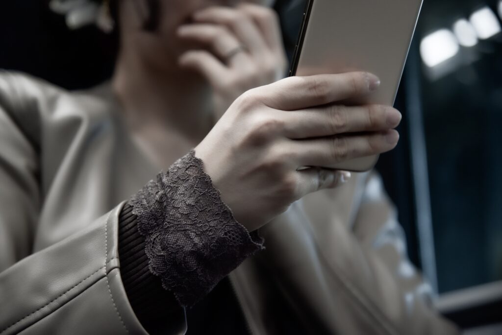 スマホを見てショックを受ける女性